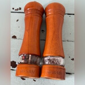 NISSAN AUTOMOBILE PROMO WOOD SET SALT SHAKER AND PEPPER MILL LUCITE INSERTS